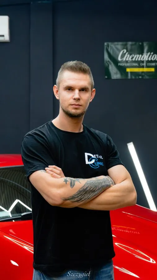 Filip — detailer DetailClinic Mielec przy korekcie lakieru i folii PPF