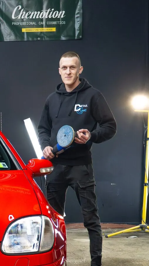 Szymon — detailer DetailClinic Mielec przy polerowaniu lakieru